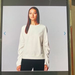 Simply Vera Vera Wang adorable l long sleeve shirt with rouche sleeves